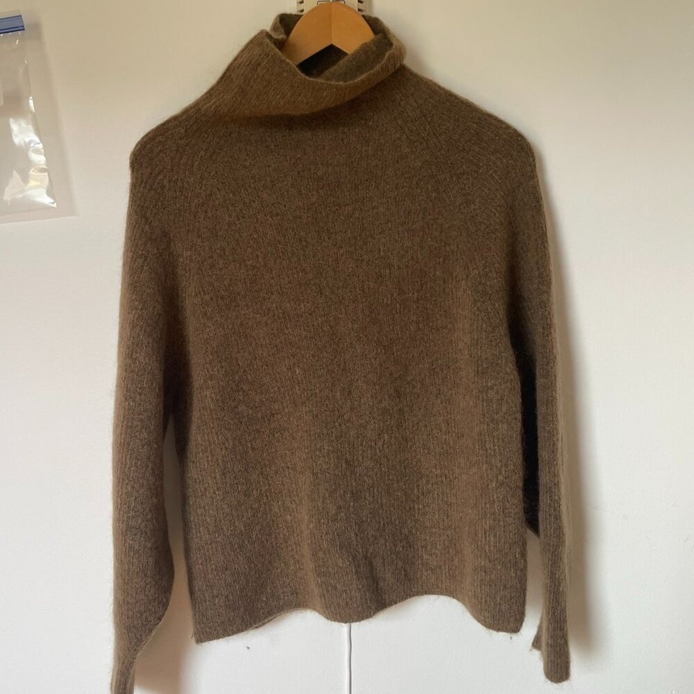 Sayaka Davis turtleneck, size S-M